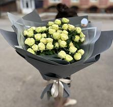 Букет Белые кустовые розы Солинеро в Усогорске